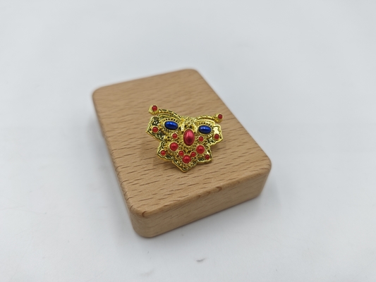 ซื้อ Stylish and Durable Lapel Pin with Brilliant Golden Butterfly and Eye-Catching Gemstone การผลิตออนไลน์