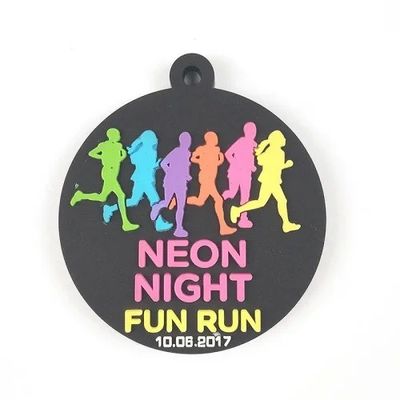 เหรียญที่เป็นมิตรต่อสิ่งแวดล้อม / เหรียญยาง PVC สีดํา เหรียญ 3 มิติสําหรับ Neon Night Fun Run